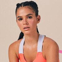 Trança embutida e conjunto neon: Bruna Marquezine estrela novo ensaio moda sport