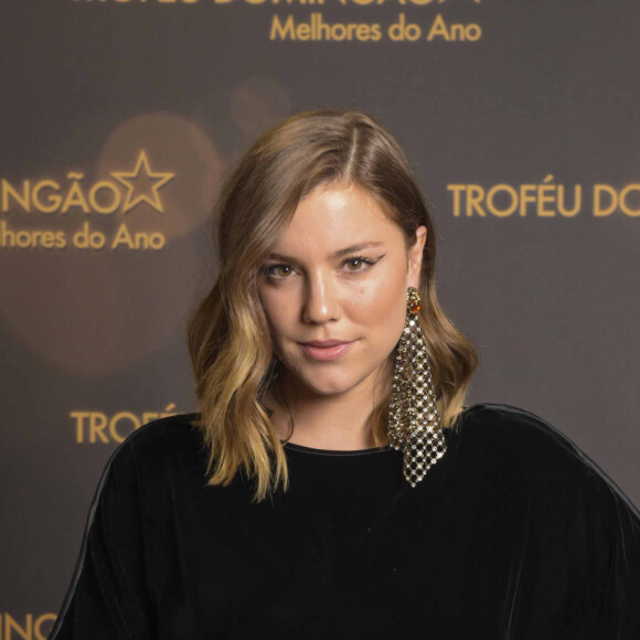 Alice Wegmann apostou em um vestido preto de de mangas e brinco único metalizado para o look do "Troféu Domingão - Melhores do Ano", neste domingo, 15 de dezembro de 2019