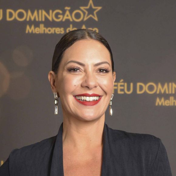 Fabiula Nascimento, que ganhou o troféu de atriz coadjuvante, apostou na combinação de vestido preto e batom vermelho no Melhores do Ano, do Domingão do Faustão