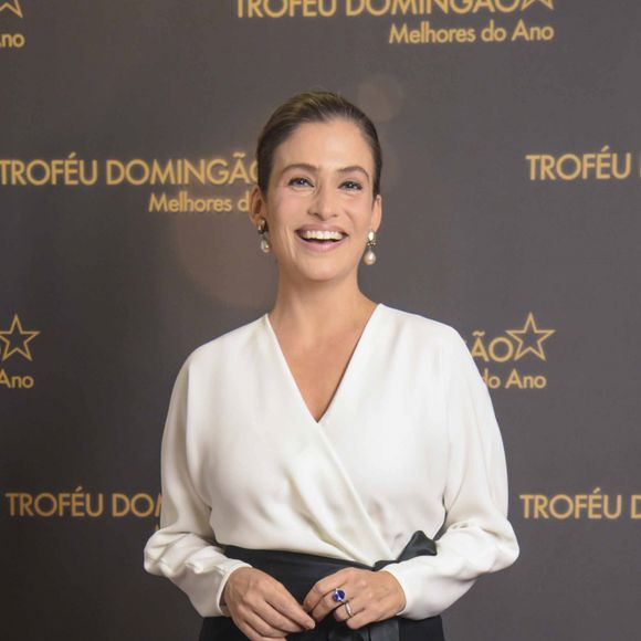 Renata Vasconcellos apostou na combinação de preto e branco para o look do Melhores do Ano, do Domingão do Faustão