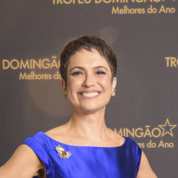 Sandra Annenberg apostou na tendência do vestido azul para o Melhores do Ano, do Domingão do Faustão