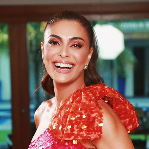 Juliana Paes apostou no vestido rosa de um ombro só e manga bufante da grife PatBo no look do Melhores do Ano, do Domingão do Faustão