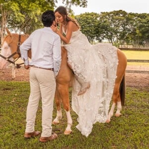 Vestido de noiva na gravidez: mulher de Sorocaba, Biah Rodrigues aposta em renda 3D para casamento neste domingo, dia 15 de dezembro de 2019