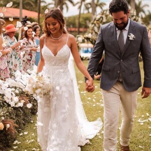 Vestido de noiva na gravidez: mulher de Sorocaba, Biah Rodrigues elege modelo com alças finas para casamento neste domingo, dia 15 de dezembro de 2019