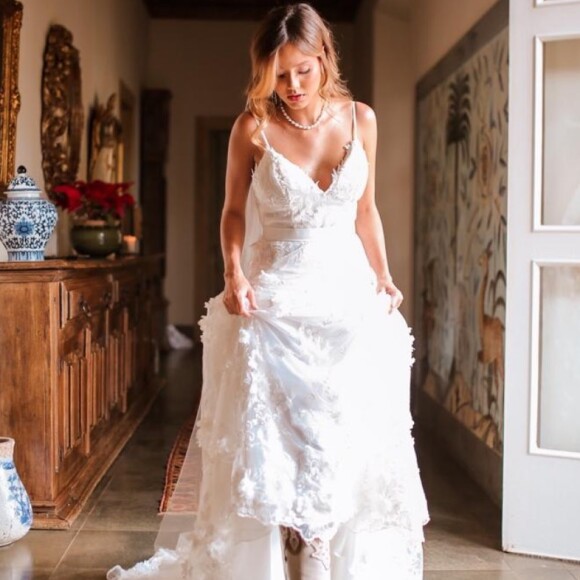 Vestido de noiva na gravidez: mulher de Sorocaba usa bota country em casamento neste domingo, dia 15 de dezembro de 2019