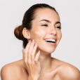 Cuidados com a pele no verão: até as donas de peles oleosas devem hidratar o rosto antes de receber a maquiagem