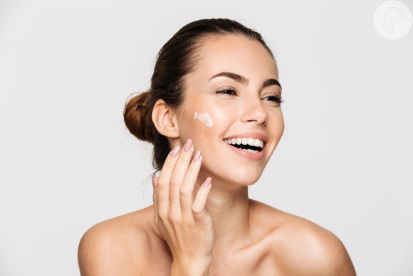 Cuidados com a pele no verão: até as donas de peles oleosas devem hidratar o rosto antes de receber a maquiagem