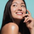 Como cuidar da pele no verão: compressas de gelo são bem-vindas para diminuir os poros e garantir a fixação da maquiagem