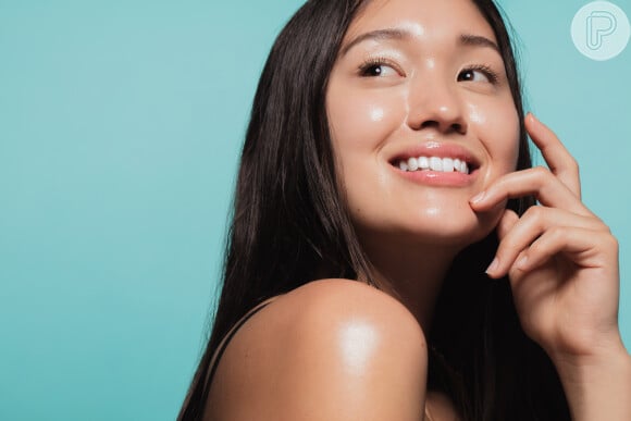 Como cuidar da pele no verão: compressas de gelo são bem-vindas para diminuir os poros e garantir a fixação da maquiagem