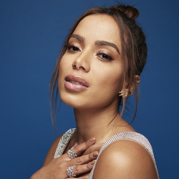 Anitta se queixa de viagem: 'Não tinha mais vaga de executiva, me passaram para econômica e não tem mais espaço para minha mala de mão, vou ter que despachar e eu nem sei onde que estou'