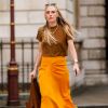 Moda verão 2020: blusa marrom com saia laranja é combinação fashion para usar tons terrosos na estação mais quente do ano