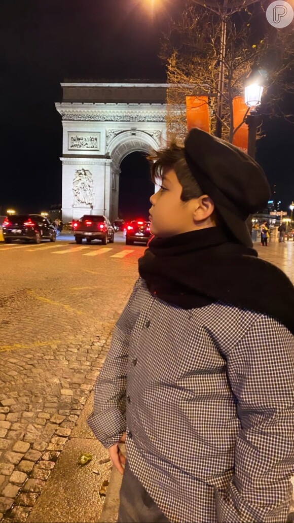 Filho de Mileide Mihaile, Yhudy apareceu em foto feita pela mãe em frente ao Arco do Triunfo