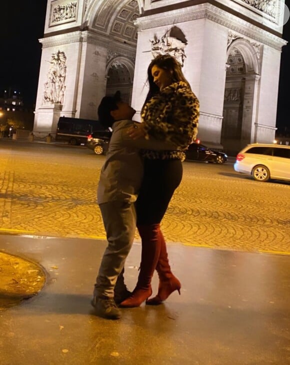 Mileide Mihaile encantou ao mostrar foto com o filho em Paris