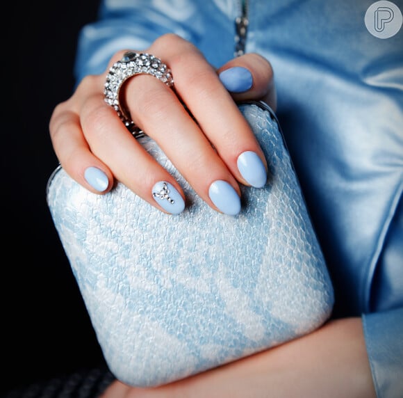 Azul é a cor de 2020 e dá para criar uma nail art elegante para o Réveillon com pedrinhas de strass