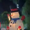 Sertaneja Simone mostrou decoração de Natal montada no jardim de casa com trenó, renas e bonecos de neve, além de luzes de LED na fachada