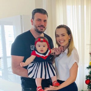 Filha de Thaeme Mariôto e Fábio da Luz, Liz roubou a cena em foto de Natal com os pais