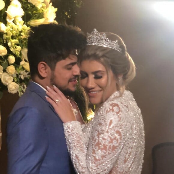 Sertanejo Cristiano e Paula Vaccari apostam em ensaio de gravidez rocker em moto