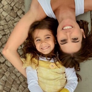 Deborah Secco ficou animada ao ver a performance da filha, Maria Flor, com instrumento musical: 'Aquele show particular especial!'