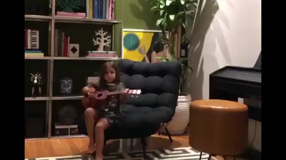 Filha de Deborah Secco toca ukelelê e canta em inglês para a atriz