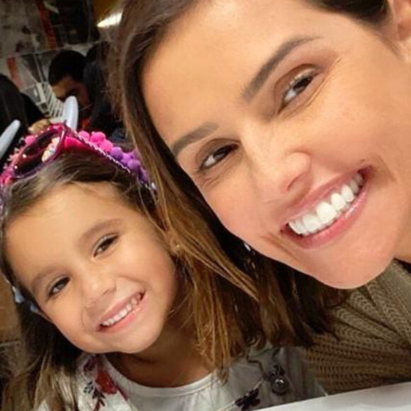 Deborah Secco elogia habilidade da filha, Maria Flor, em canto e ukelelê em vídeo nesta sexta-feira, dia 20 de dezembro de 2019