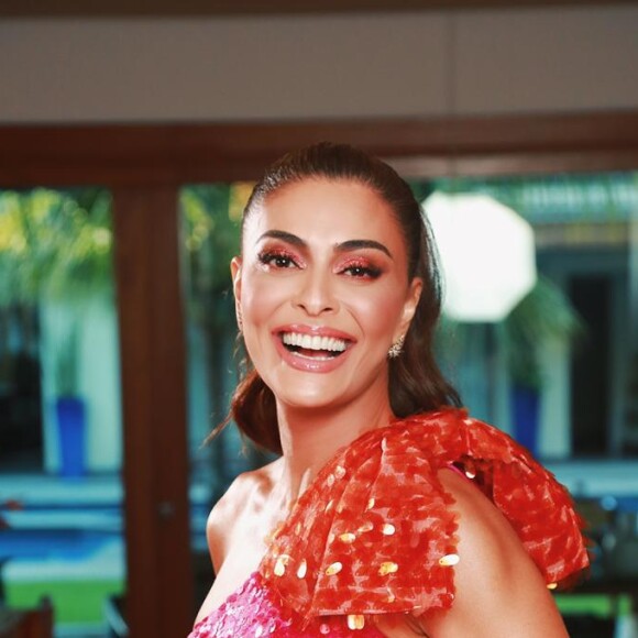 Juliana Paes pediu fim da rivalidade feminina ao receber prêmio