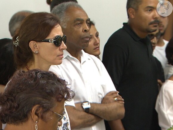 Sereno e vestindo branco, Gilberto Gil se despediu da mãe, Dona Coló, enterrada neste domingo, 24 de fevereiro de 2013, em Salvador