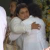 Preta Gil abraça os familiares durante o sepultamento da avó, Dona Coló, neste domingo (24)