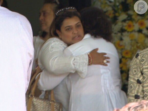 Preta Gil abraça os familiares durante o sepultamento da avó, Dona Coló, neste domingo (24)