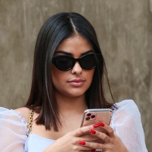 Munik Nunes usou blusa com mangas bufantes e calça jeans em passeio