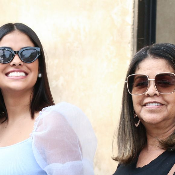 Munik Nunes foi fotografada ao lado da mãe, Doracy, em São Paulo