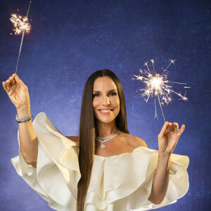 Ivete Sangalo aposta em um vestido curto com maxibabados para o "Show da Virada"