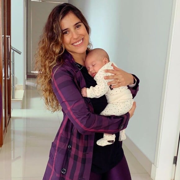 Camilla Camargo divide rotina maternal com os fãs na web