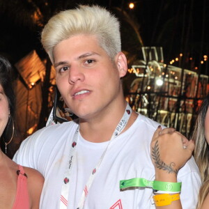 Ex-participantes do 'De Férias com o Ex', Yasmin Burihan e Rafaela Porto posam com Fael em evento