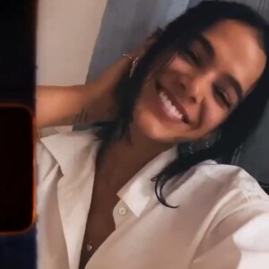 Bruna Marquezine comemora recesso nos Stories do Instagram: 'De férias'