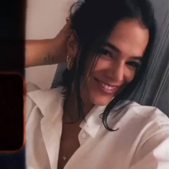Bruna Marquezine chega à Bahia de look total white e acessórios dourados