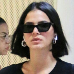 Bruna Marquezine é flagrada desembarcando em aeroporto de Porto Seguro, na Bahia, para curtir réveillon