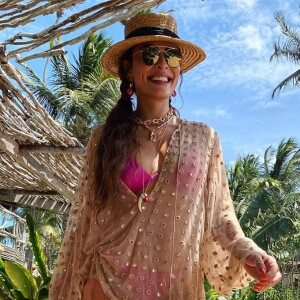 Juliana Paes apostou na blusa de mangas soltinha por cima do biquíni. Look pode ser usado em uma ocasião pós-praia