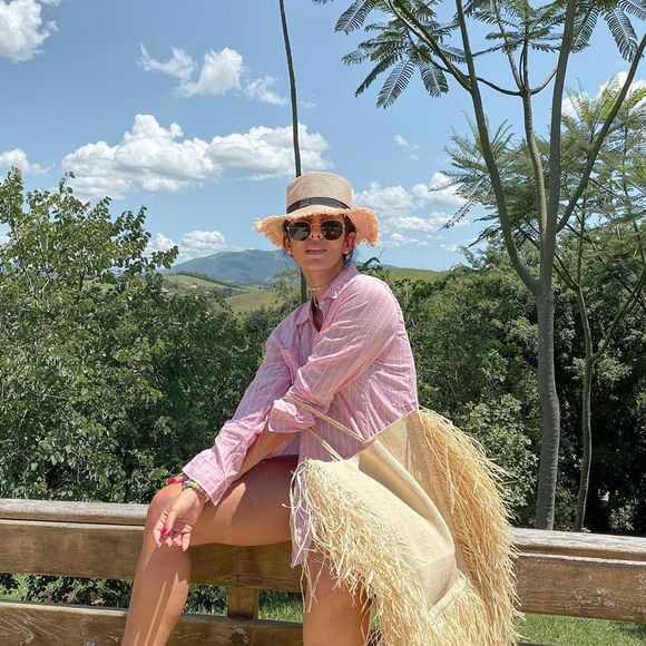 A influencer Jade Seba usou camisa social rosa por cima do biquíni. Look serve como inspiração para um pós-praia