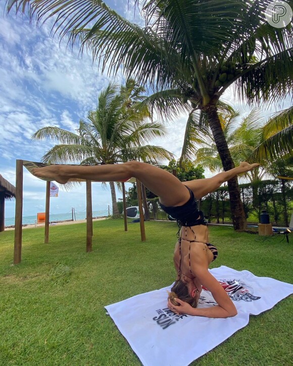Grazi Massafera fez ioga em Carneiros, Pernambuco