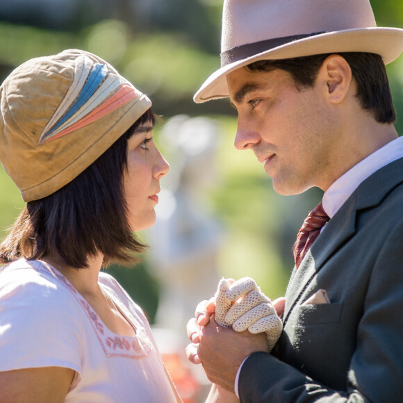 Clotilde (Simone Spoladore) se entregou a Almeida (Ricardo Pereira) diante da promessa de que ele largaria Natália (Marcela Jacobina) para viver ao seu lado