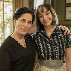 Lola (Gloria Pires) aconselha irmã Clotilde (Simone Spoladore) sobre encontro com Almeida (Ricardo Pereira) na novela 'Éramos Seis'