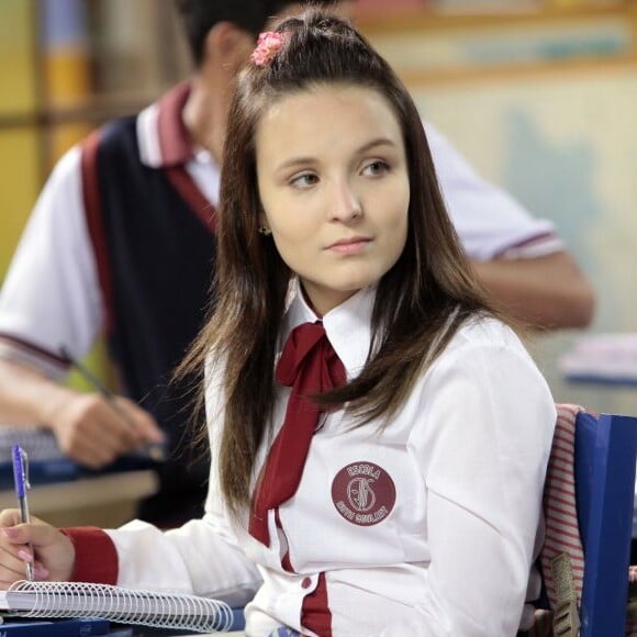 Na novela 'As Aventuras de Poliana', Mirella (Larissa Manoela) se desfaz de algumas roupas, no capítulo de segunda-feira, 13 de janeiro de 2020