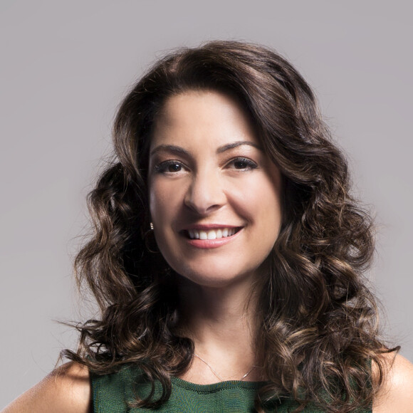 A apresentadora Ana Paula Padrão elogiou Paola Carosella em foto de maiô