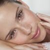 No verão, alguns cuidados básicos com a pele do rosto são fundamentais para manter a pele bonita e hidratada