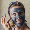 A máscara de argila preta é antioxidante e ajuda a remover as impurezas de forma profunda