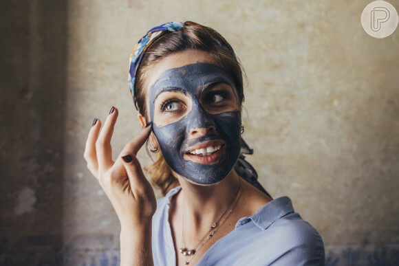 A máscara de argila preta é antioxidante e ajuda a remover as impurezas de forma profunda