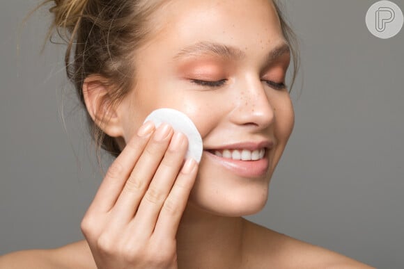 A água micelar pode ser usada para remover a maquiagem de forma leve no verão
