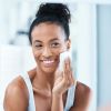 Remover a maquiagem é essencial para deixar a pele limpa e sem oleosidade no dia seguinte