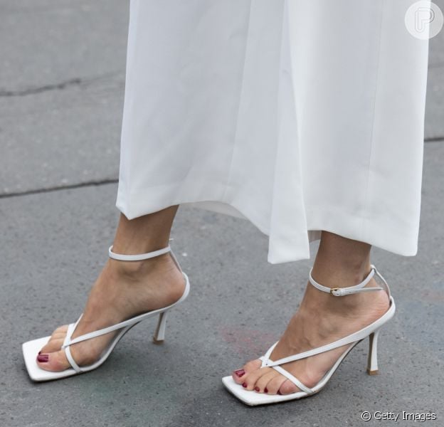Sandálias da moda: rasteirinha metalizada, sandália de salto com bico quadrado e mais sapatos para usar no verão 2020. Fotos!