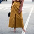 Sapatos da moda 2020: a sandália de amarração colorida pode funcionar como um ponto de cor no look do verão